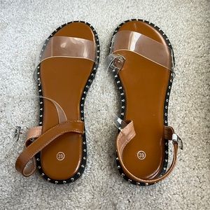 New sandals size 8 never worn good for summer